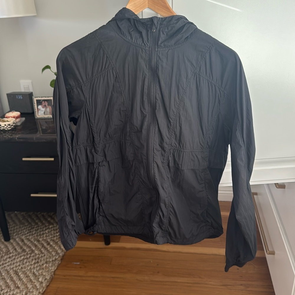 Women’s EUC Lululemon black, hooded windbreaker. M